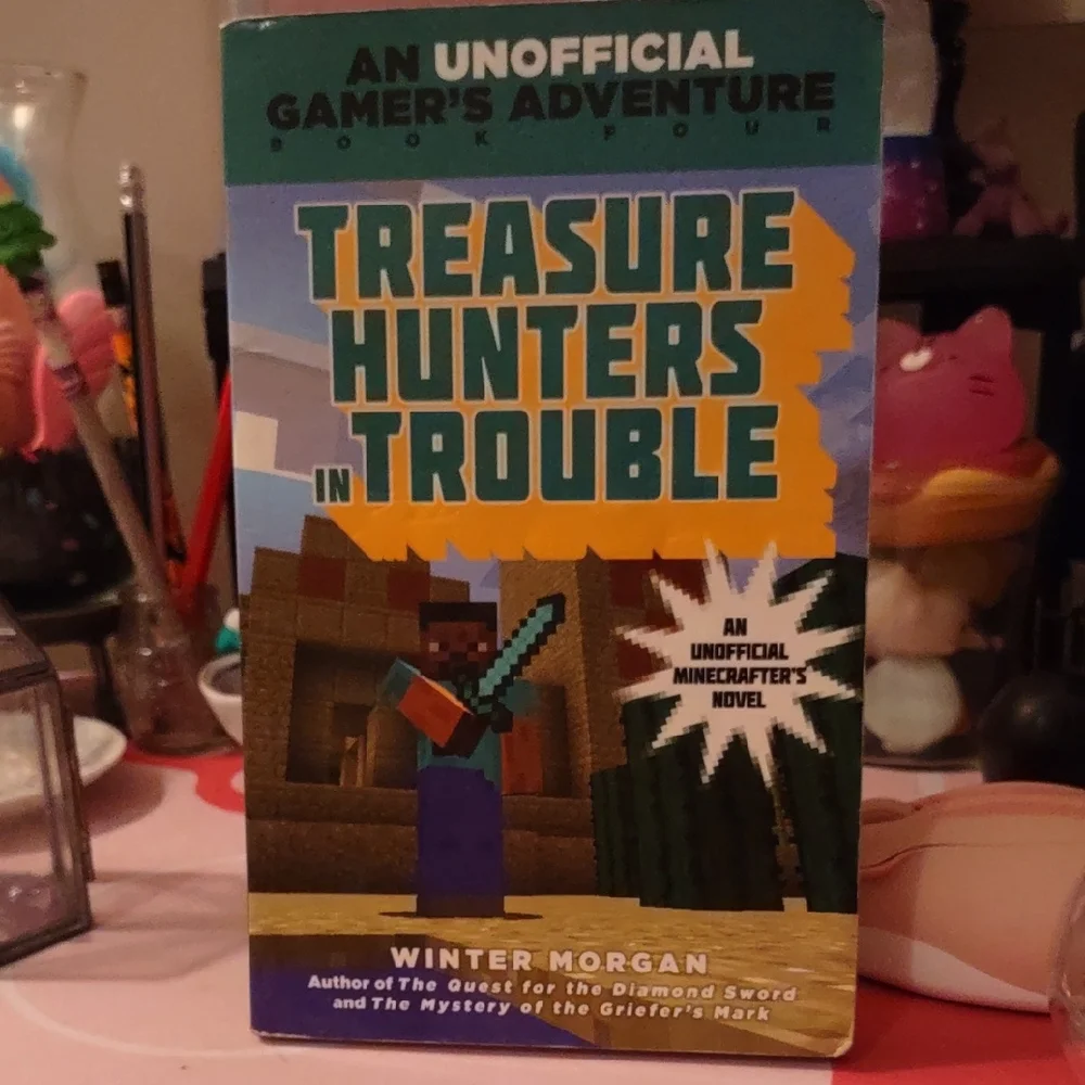 Minecraft Adventure Book: Treasure Hunters in Trouble